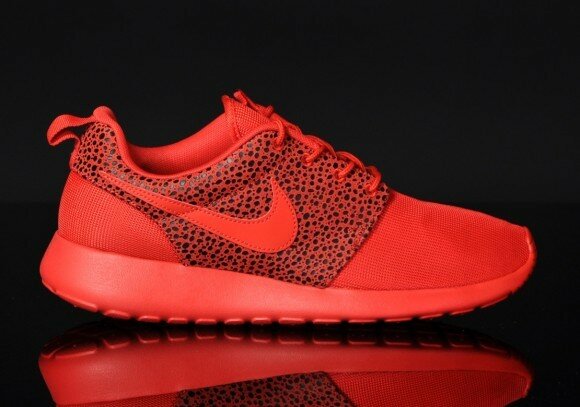 Nike Roshe Run PRM "Safari Pack" Basket Femme/Homme Code de Style: 525234-600 Contester Rouge / Noir
