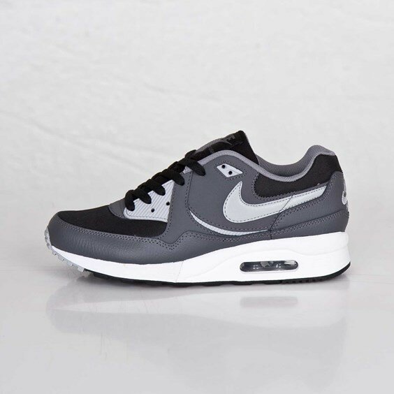 Chaussure Nike Air Max Light (GS) Homme Code de Style: 653823-001 Noir / Froid Gris / Loup Gris / Blanc