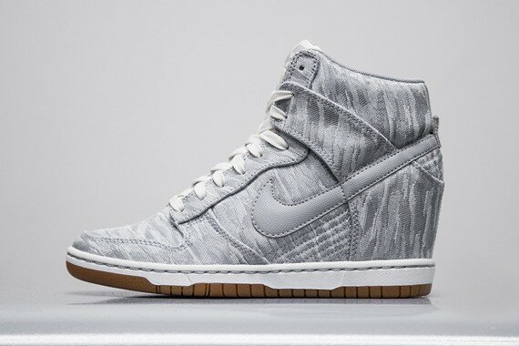 Nike Dunk Sky High (Haute) "Satin" Baskets Compensées Femme Blanc Gris Gomme Brune