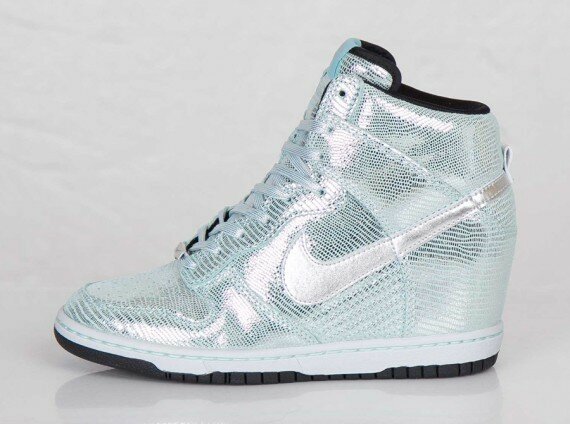 Nike Dunk Sky High (Haute) QS Wedge Baskets Compensées Femme Code de Style: 637991-001 Glace Métallisé Argent Glacier / Noir